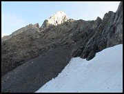 004 Attraversato il nevaio si punta a quella forcella che taglia la cresta